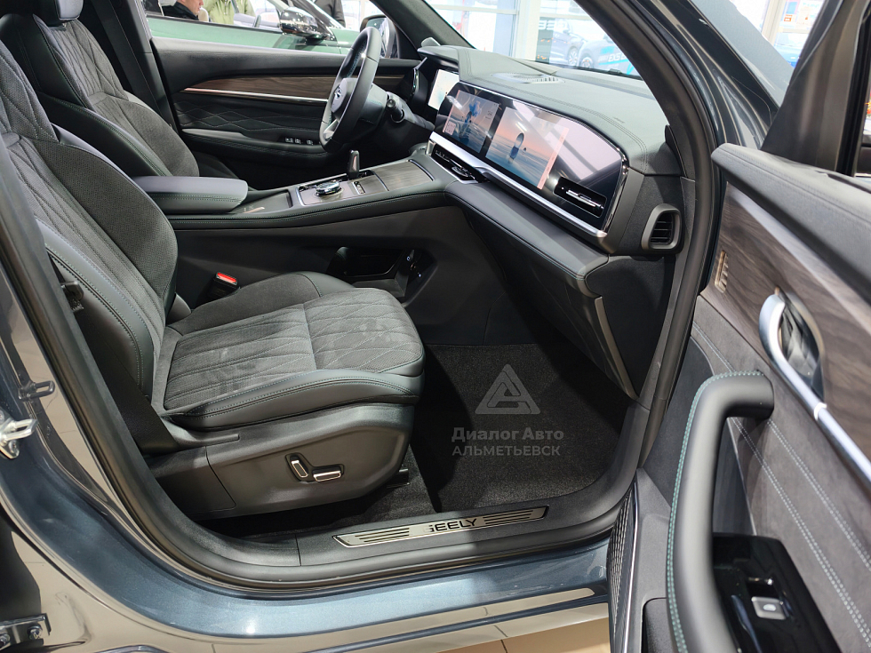 Geely Monjaro Флагман, серый