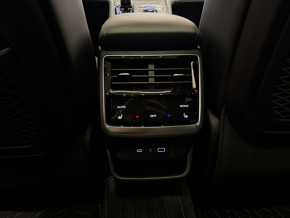 Geely Monjaro Флагман, черный