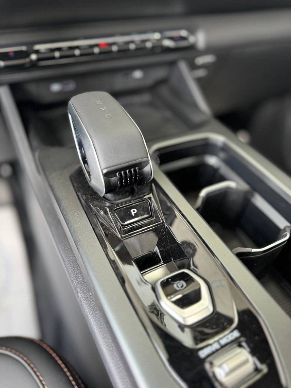 Geely Okavango Флагман, белый