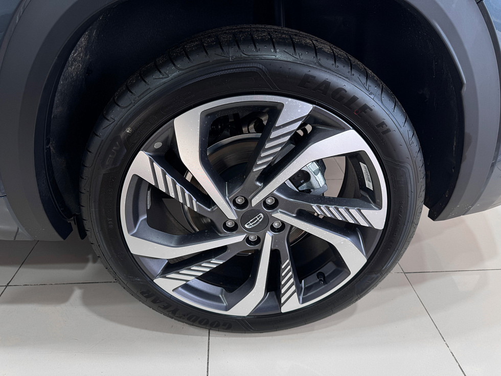 Geely Monjaro , серый