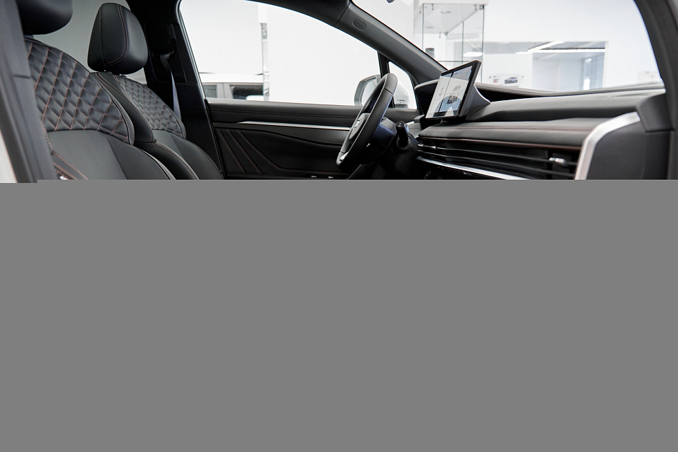 Geely Okavango Флагман, белый