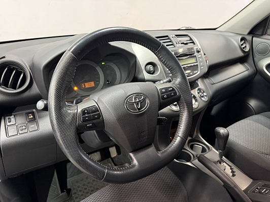Toyota RAV4, 2011 года, пробег 180000 км