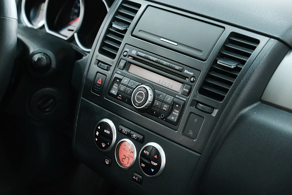 Nissan Tiida, 2010 года, пробег 219000 км