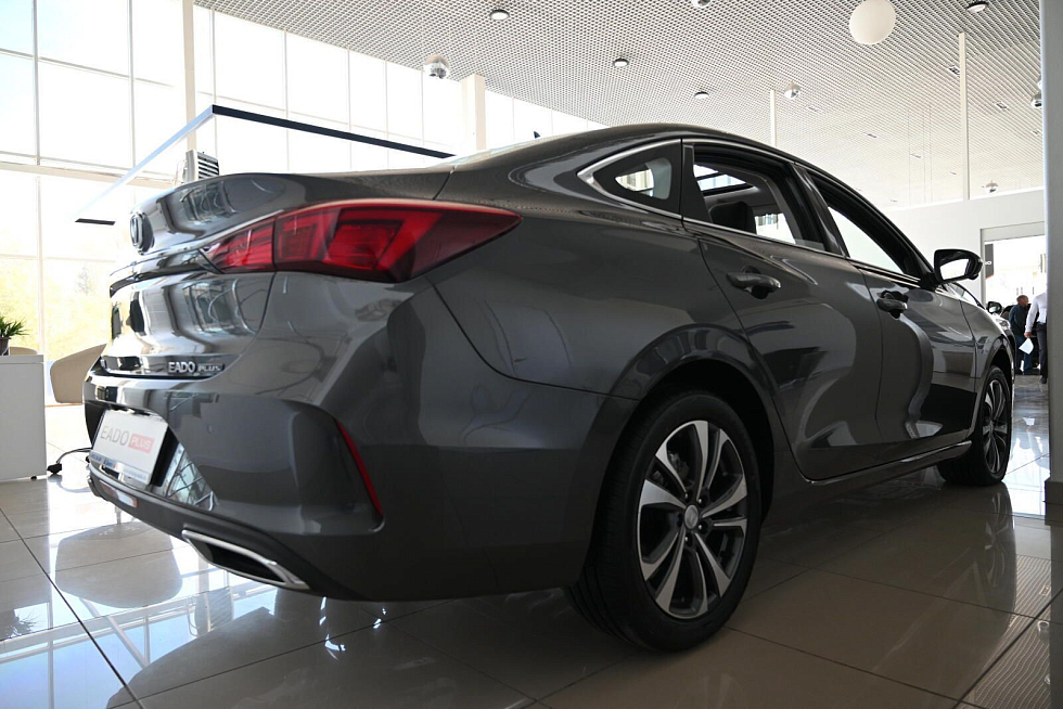 Changan Eado Plus DLX, серебряный