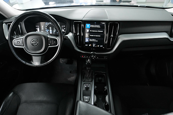 Volvo XC60 Momentum, 2018 года, пробег 90500 км