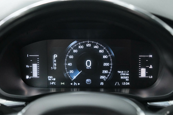 Volvo XC60 Momentum, 2018 года, пробег 90500 км