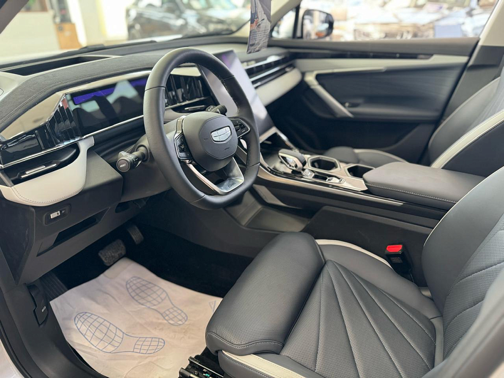 Geely Atlas Спорт, серебряный
