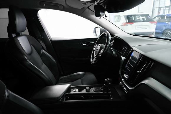 Volvo XC60 Momentum, 2018 года, пробег 90500 км