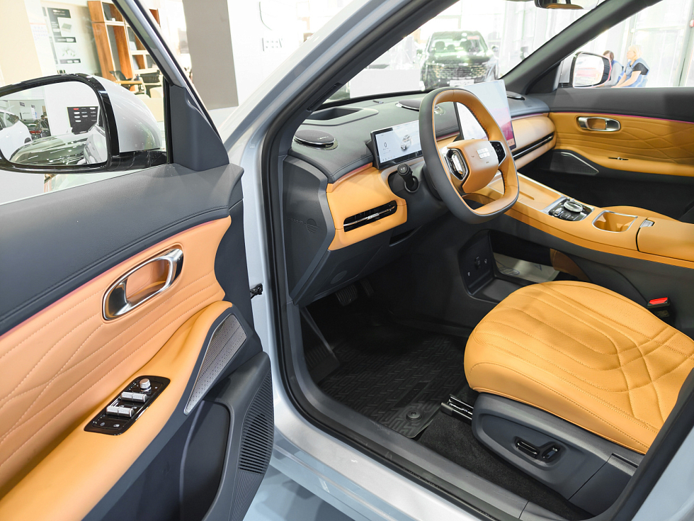 Geely EX5 EM-i Макс, серебряный