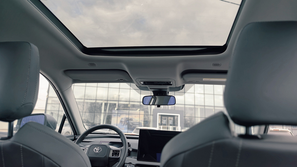 Toyota RAV4 Luxury, белый