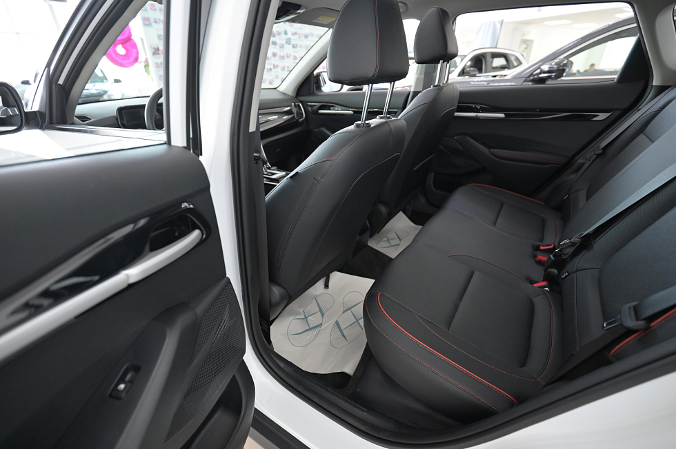 Kia Seltos Deluxe Edition, белый