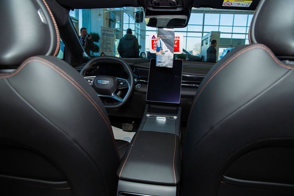 Geely Preface Флагман, белый