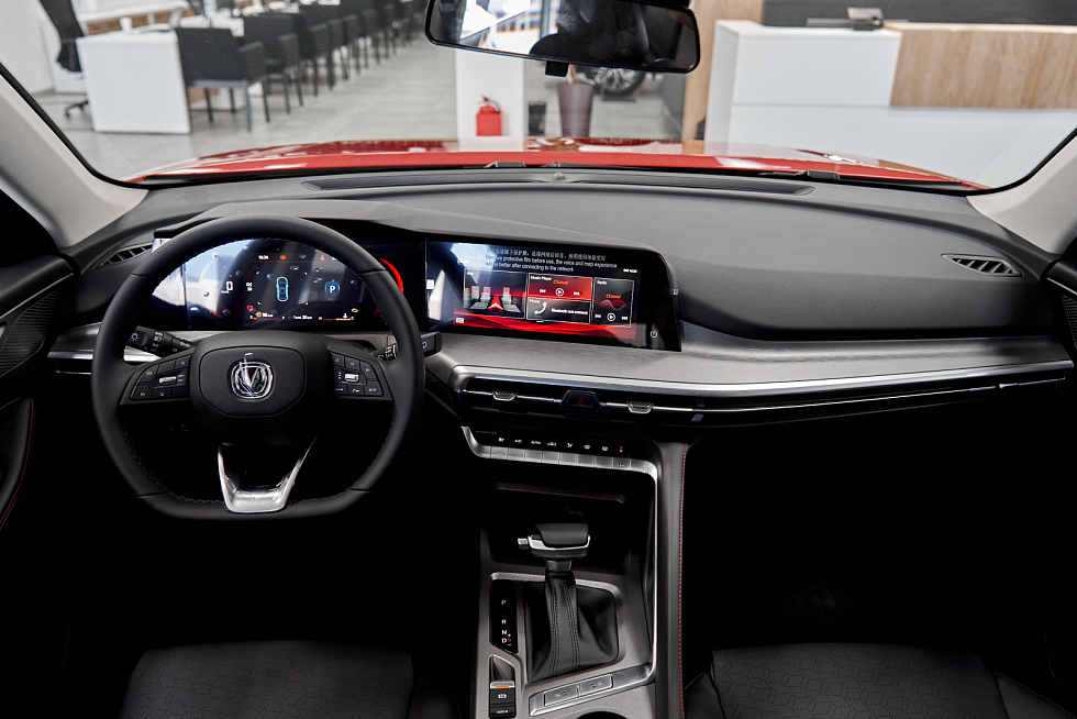 Changan CS35 Plus Advance, красный