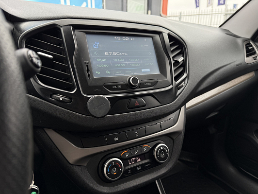 Lada (ВАЗ) Vesta Luxe Multimedia (2018-2019), 2017 года, пробег 96650 км