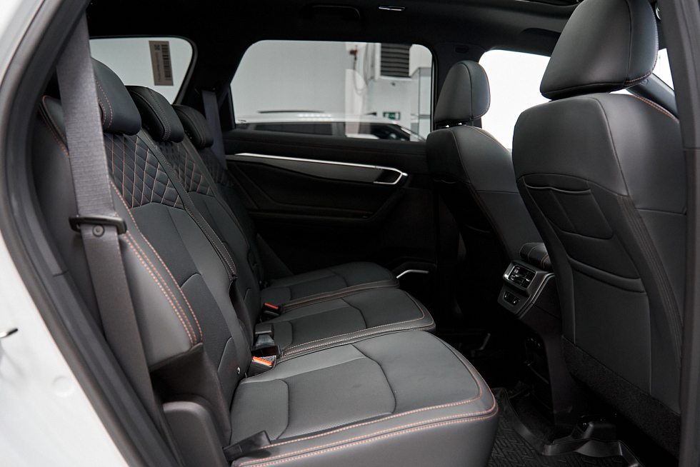 Geely Okavango Флагман, белый