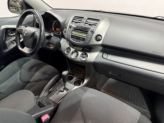 Toyota RAV4, 2011 года, пробег 180000 км