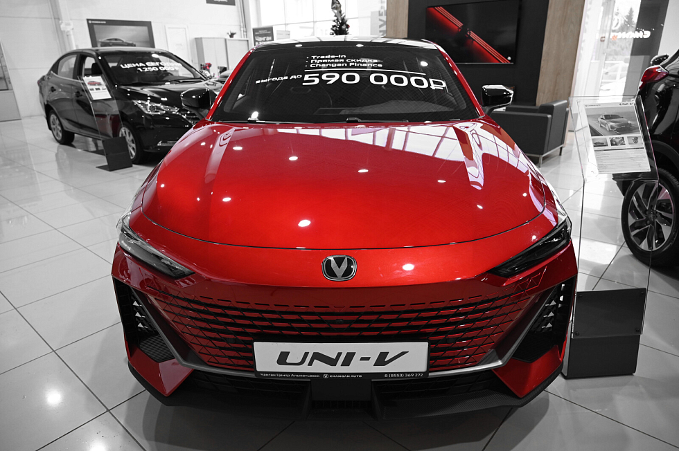 Changan UNI-V Стандарт, красный