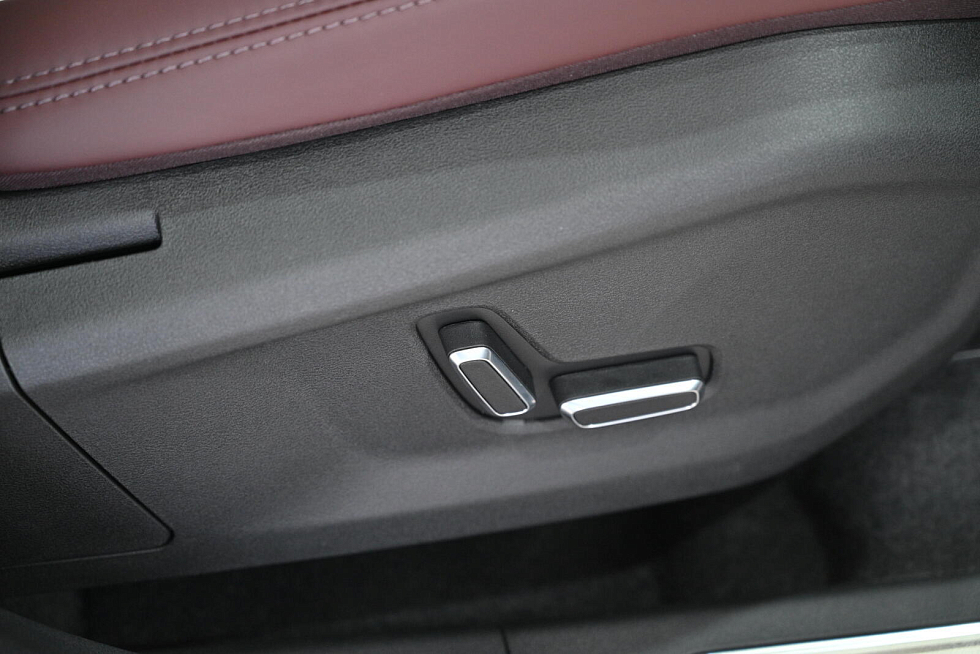 Geely Monjaro Flagship (2023-2025), белый