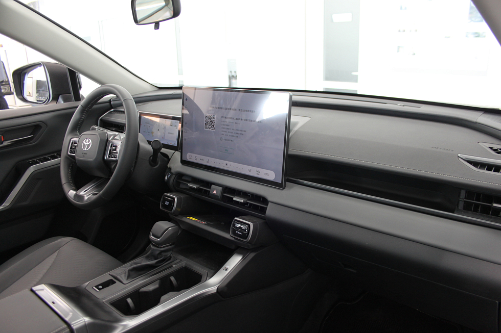 Toyota RAV4 Luxury, черный