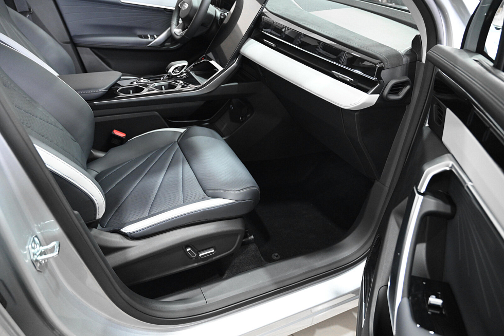 Geely Atlas Флагман, серебряный