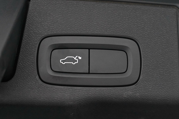 Volvo XC60 Momentum, 2018 года, пробег 90500 км