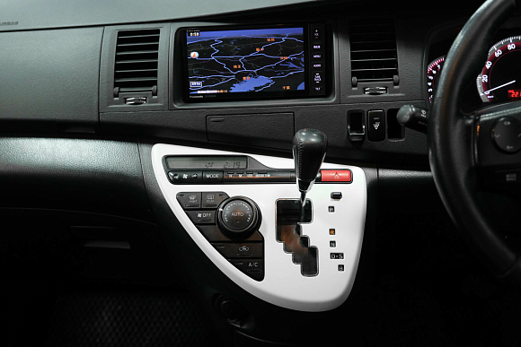 Toyota ISis, 2012 года, пробег 221686 км