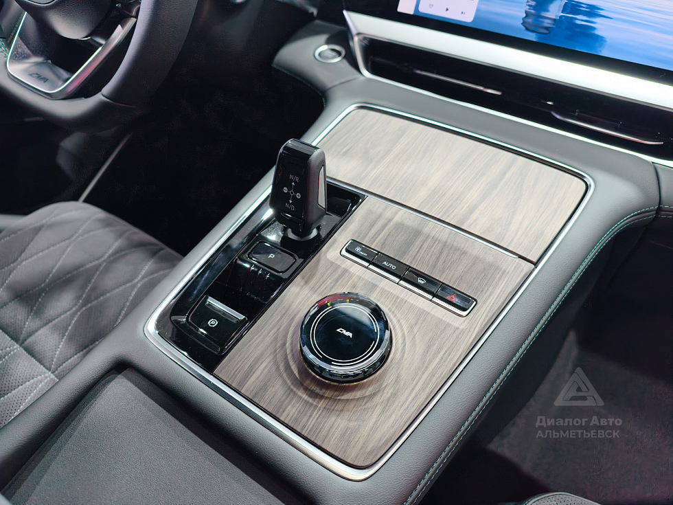 Geely Monjaro Флагман, серый