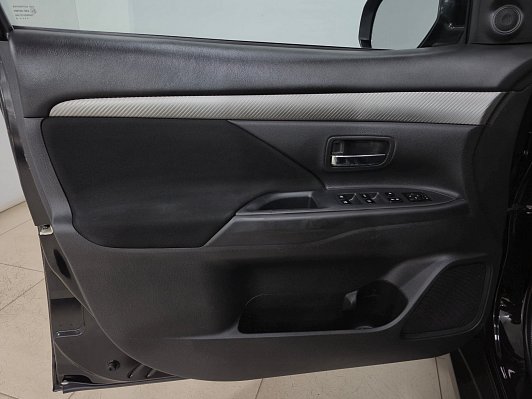 Mitsubishi Outlander Intense, 2016 года, пробег 294901 км